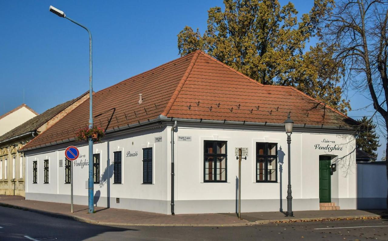 Bed and Breakfast Szin-Es Vendeghaz Сентеш Экстерьер фото